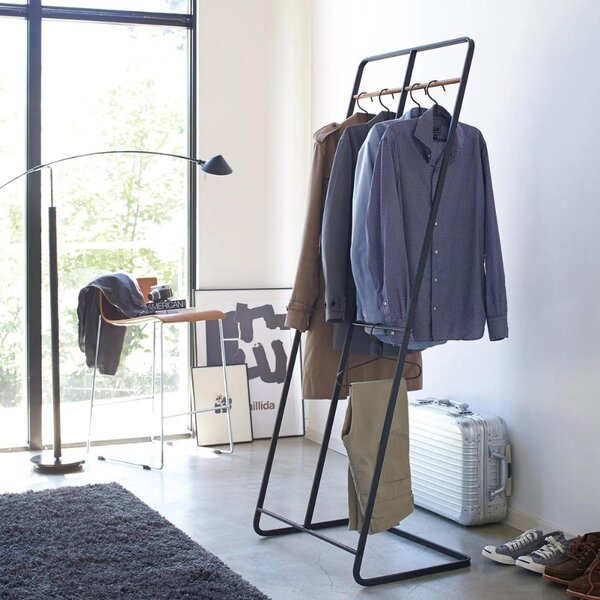 Černý kovový stojací věšák Yamazaki Tower 163 cm
