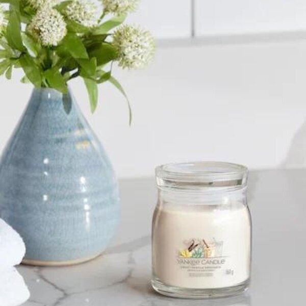 Střední vonná svíčka Yankee Candle Vanilla Horchata Singature
