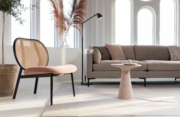 Růžové látkové lounge křeslo ZUIVER SPIKE s ratanovým opěradlem