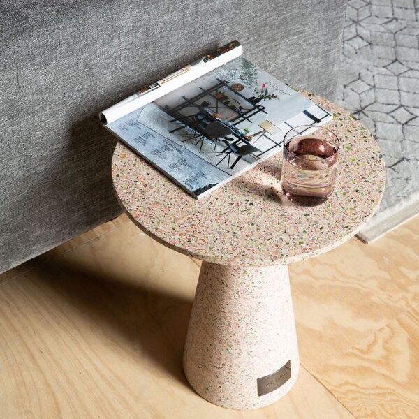 Světle růžový terrazzo odkládací stolek ZUIVER VICTORIA 41 cm