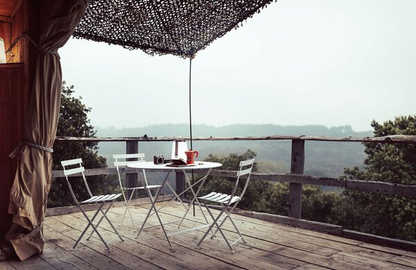 Světle šedý kovový skládací stůl Fermob Bistro Ø 60 cm