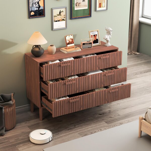 Komoda ProximaX se 6 zásuvkami – komoda ve stylu mid-century modern s rýhovaným vzhledem, v ořechovém odstínu, prostorná skříňka do ložnice a obývacího pokoje