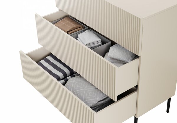 Moderní komoda Nicole 100 cm s zásuvkami a ryhovaným čelem - kašmír / černé nožky