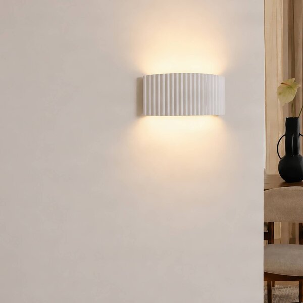 Lindby Nástěnné světlo Naike, bílé, žebrovaný vzhled, sádra, 15 cm, stmívatelný, Bílá / opál, Chodba, Sádra / hlína, Moderní