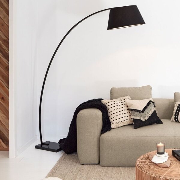 Černá kovová stojací lampa s mramorem Kave Home Juhe