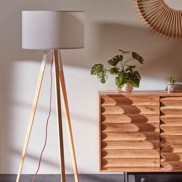 Bílá bavlněná stojací lampa Kave Home Iguazu 157 cm s borovicovou podstavou