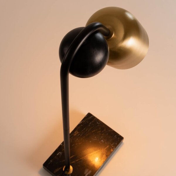 Zlatá kovová stolní lampa Kave Home Natsumi