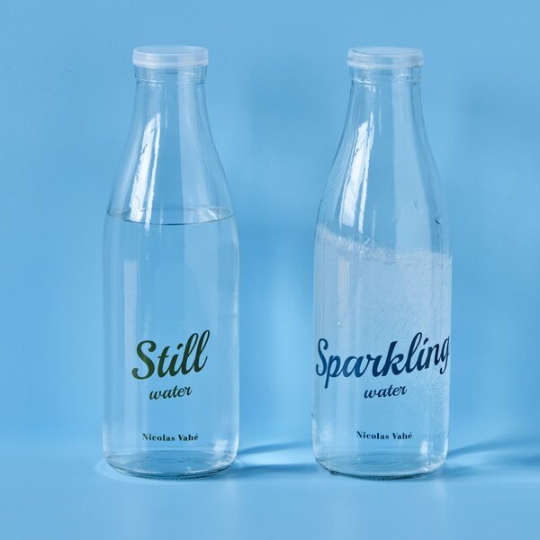 Skleněná lahev na vodu s nápisy Still / Sparkling 1 l Still