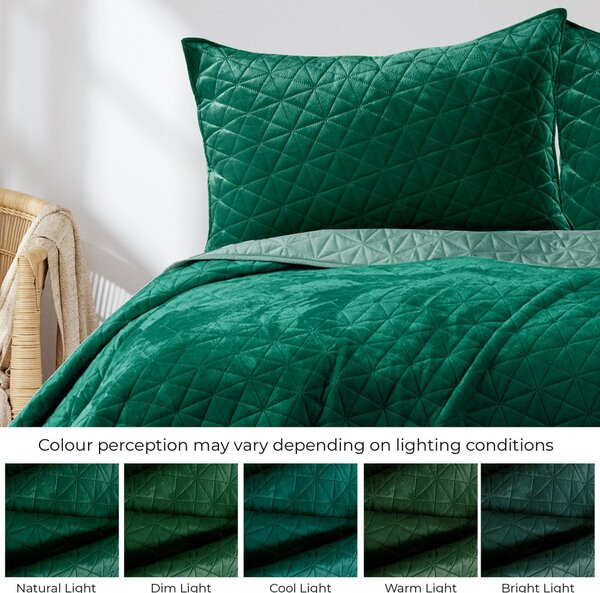 Zelený sametový prošívaný přehoz 170x210 cm Laila – AmeliaHome