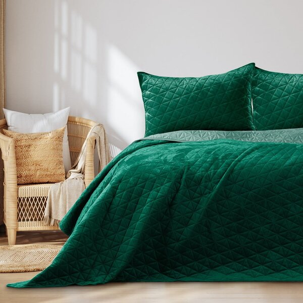 Zelený sametový prošívaný přehoz 170x210 cm Laila – AmeliaHome