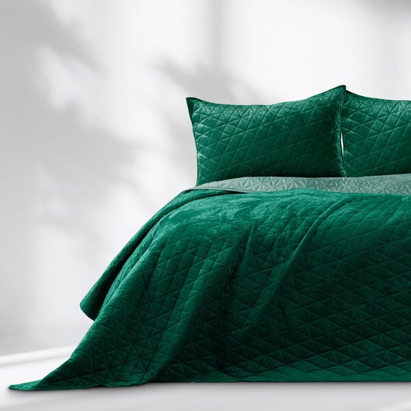 Zelený sametový prošívaný přehoz 170x210 cm Laila – AmeliaHome