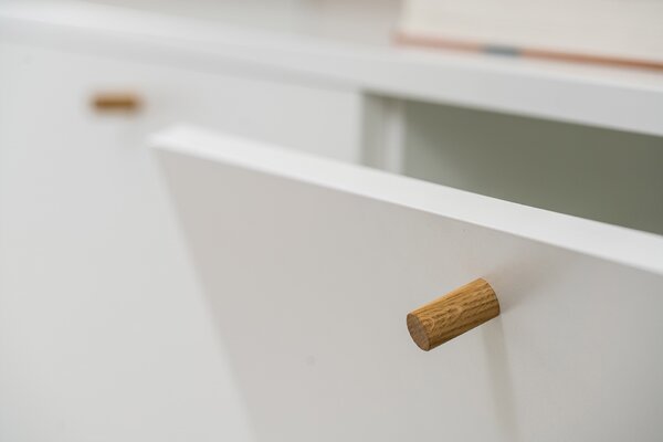 ARBYD Bílý TV stolek Thia s dubovou podnoží 160 x 45 cm