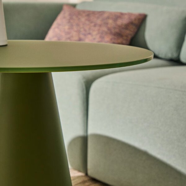 Matně zelený skleněný kulatý odkládací stolek Kave Home Wilshire 50 cm