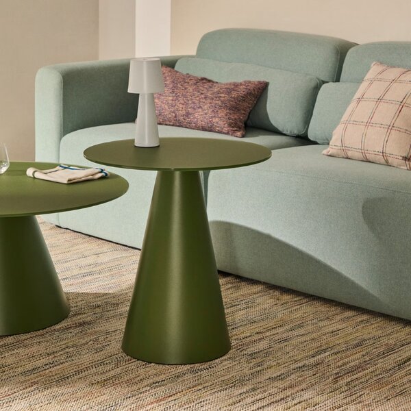 Matně zelený skleněný kulatý odkládací stolek Kave Home Wilshire 50 cm