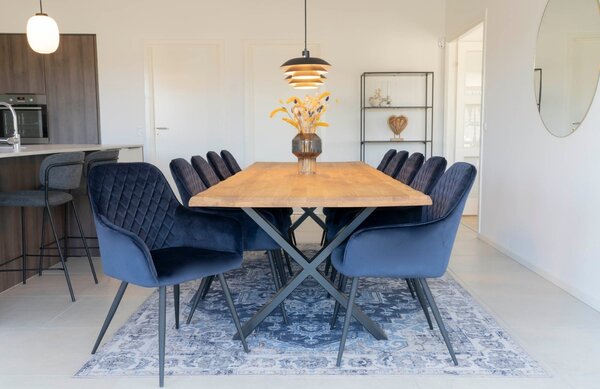 Nordic Living Tmavě modrá sametová jídelní židle Malvik