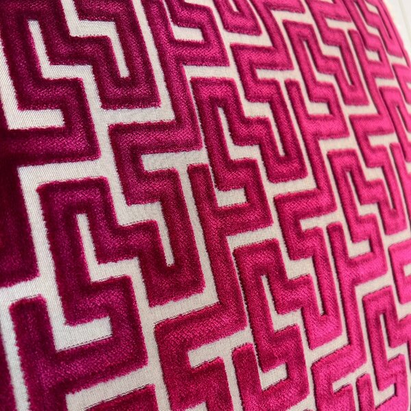 BOHOLOGY Růžový sametový povlak na polštář Labyrinth 50 x 50 cm s třásněmi