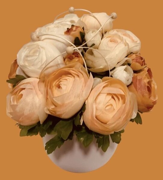 Aranžmá - bílý keramický květináč - pryskyřník- Peach Fuzz,v.30cm
