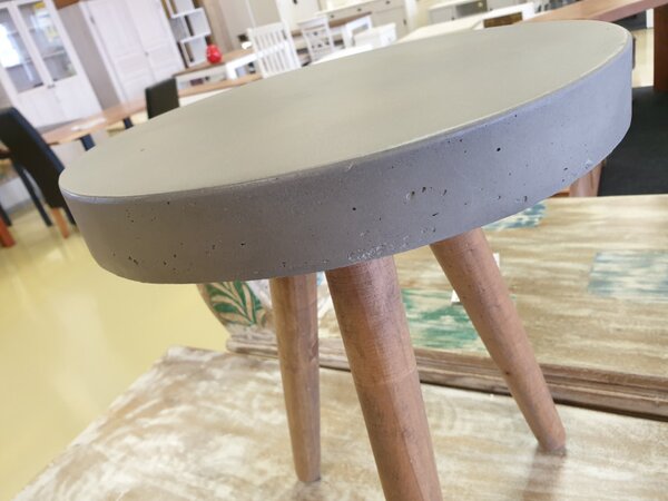 Moderní odkládací stolek z masivu a betonu Gladstone