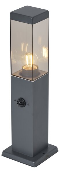 Venkovní lampa tmavě šedá s kouřovým sklem 45 cm IP44 se zásuvkou a senzorem pohybu - Malios