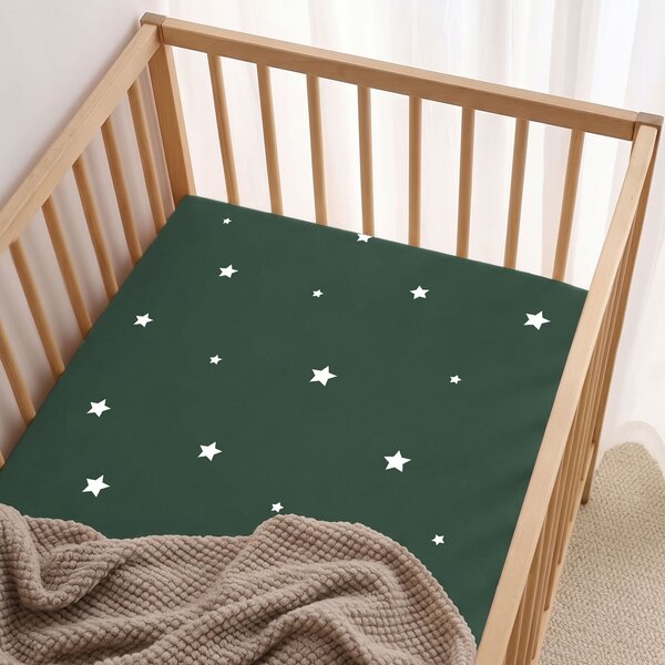 Goldea vánoční bavlněné napínací prostěradlo do dětské postýlky - hvězdičky na tmavě zelené 60 x 120 cm