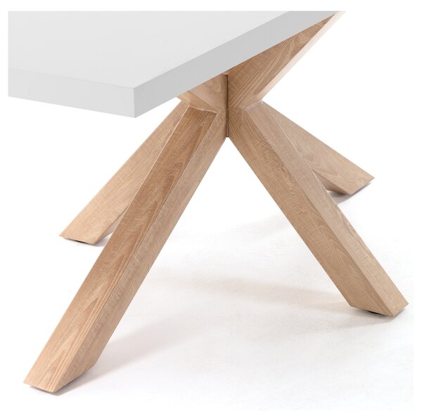 Bílý jídelní stůl Kave Home Argo 200 x 100 cm s přírodní kovovou podnoží