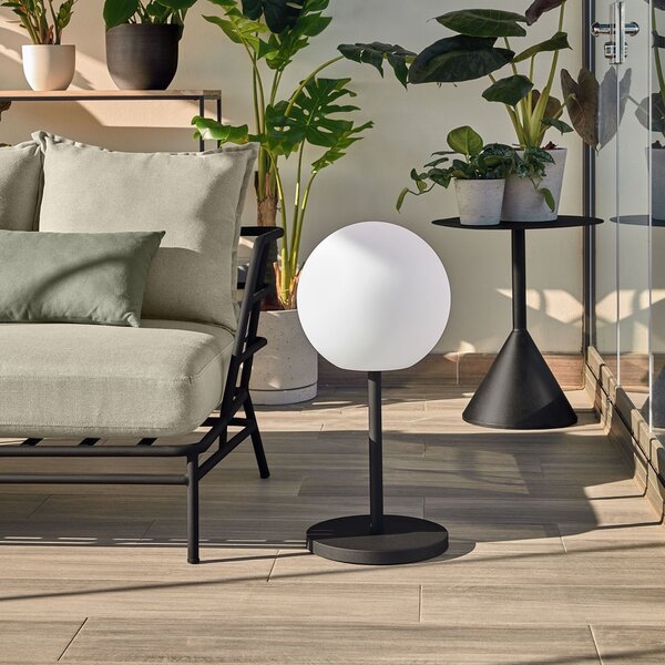 Bílá plastová stolní LED lampa Kave Home Dinesh s černou podnoží