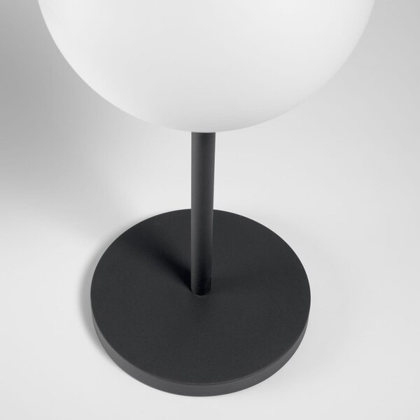 Bílá plastová stolní LED lampa Kave Home Dinesh s černou podnoží