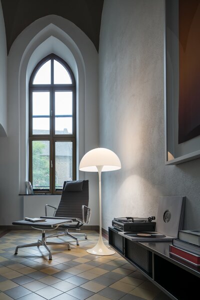 Stojací lampa Panthella Opal White