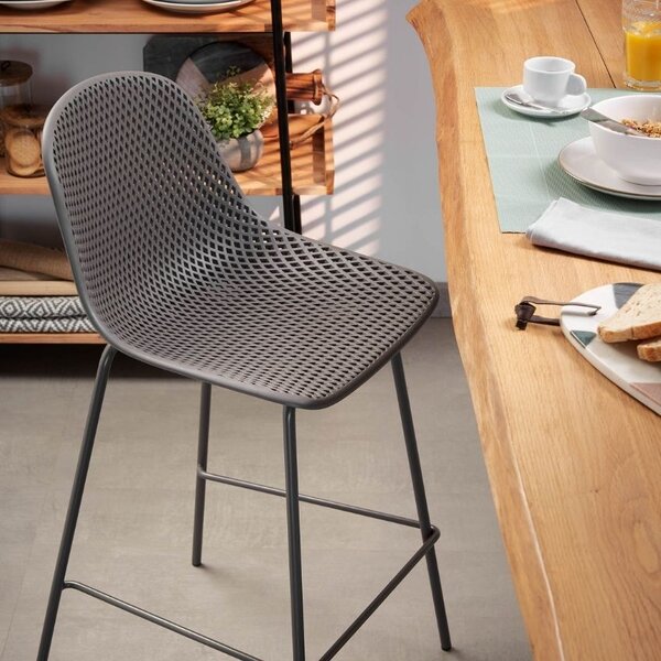 Kave Home Tmavě šedá plastová barová židle Quinby 65 cm