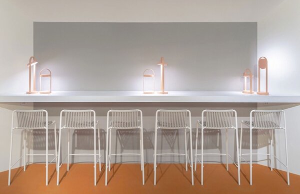 Pedrali Červená kovová bezdrátová stolní LED lampa Giravolta 33 cm