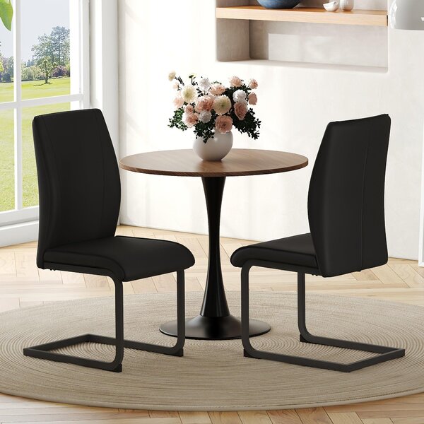 Dvoudílná sada jídelních židlí z umělé kůže s černými kovovými nohami a ergonomickým designem