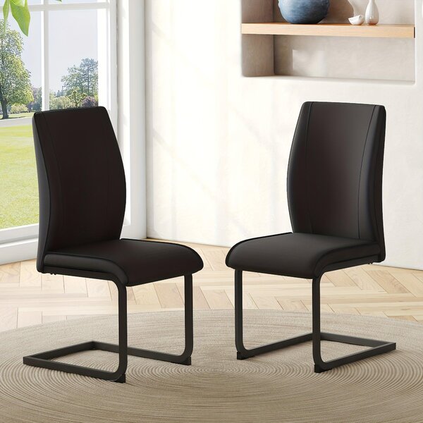 Dvoudílná sada jídelních židlí z umělé kůže s černými kovovými nohami a ergonomickým designem