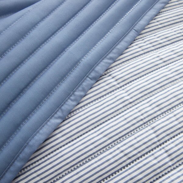 Modrý prošívaný přehoz 220x230 cm Stripe – Catherine Lansfield