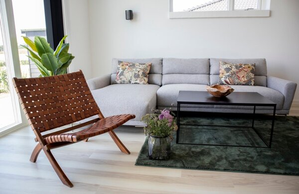 Nordic Living Hnědé kožené křeslo Molie s výpletem
