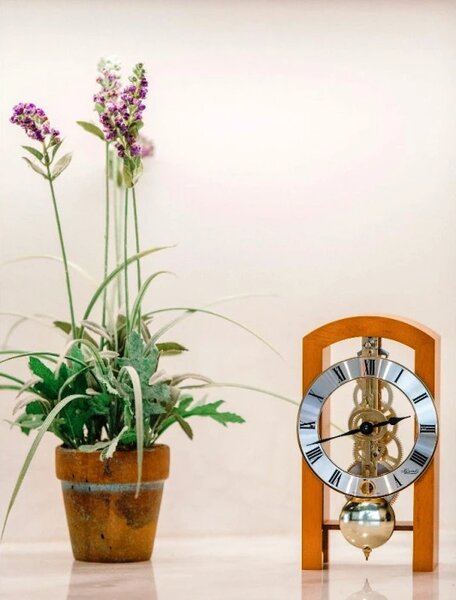 Stolní mechanické kyvadlové hodiny 23015-160721 Hermle 18cm