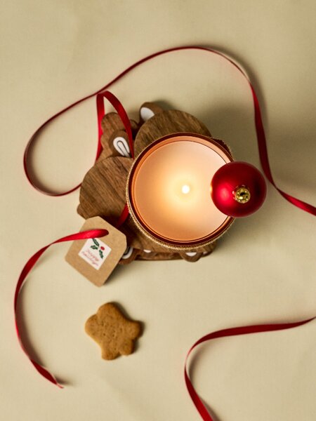 Sinsay - Vánoční vonná svíčka s návlekem se zázvorkovými panáčky Gingerbread Cookies - béžová