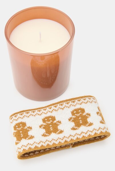 Sinsay - Vánoční vonná svíčka s návlekem se zázvorkovými panáčky Gingerbread Cookies - béžová