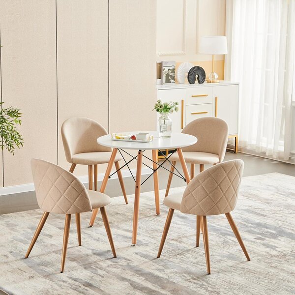 Sada čtyř moderních jídelních židlí ve tvaru mušle, potažených jemnou béžovou látkou, s kovovými nohami, elegantní kuchyňské židle