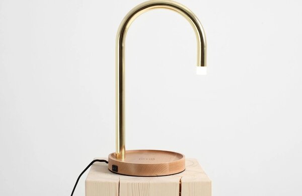 Nordic Design Mosazná kovová stolní LED lampa Pipe s bezdrátovou nabíječkou