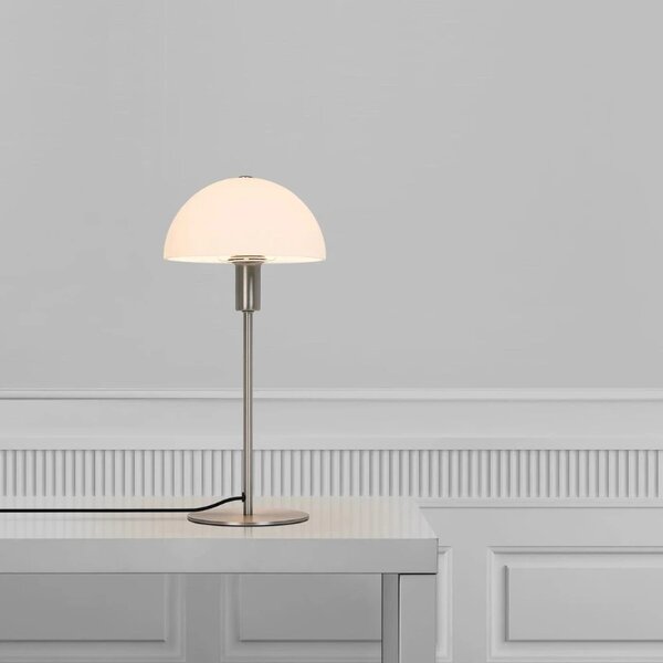 Nordlux Opálově bílá skleněná stolní lampa Ellen se stříbrnou podstavou