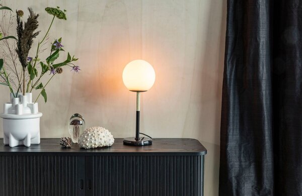 Opálově bílá skleněná stolní lampa ZUIVER ORION s mramorovým podstavcem