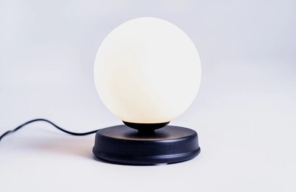 Nordic Design Bílá skleněná stolní lampa Manama S