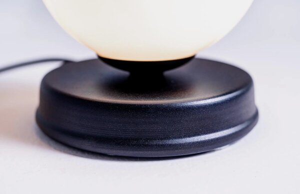Nordic Design Bílá skleněná stolní lampa Manama S