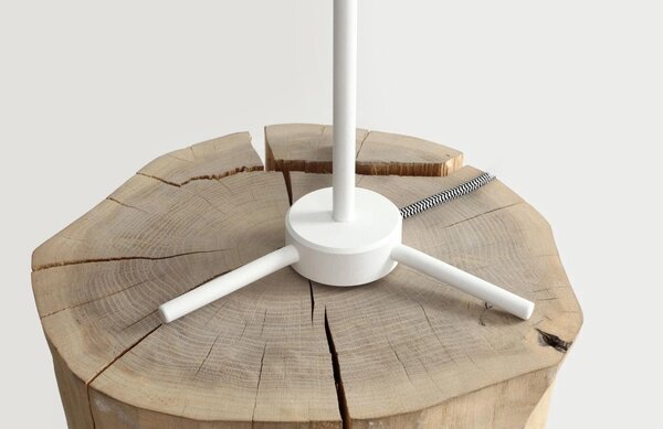 Nordic Design Bílá kovová stolní lampa Wheel