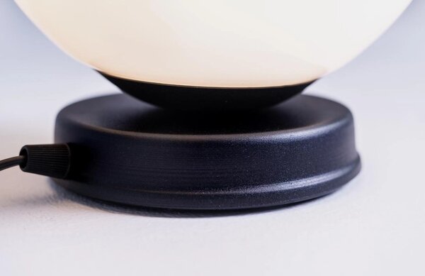 Nordic Design Bílá skleněná stolní lampa Manama M