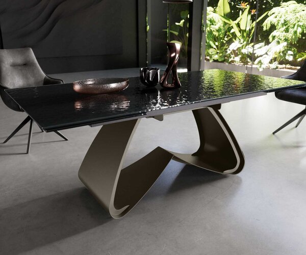 DELIFE Jídelní stůl Edge 200-300x100 sklo s reliéfem kouřově černé 3D design podnož ve tvaru W titanové efektové provedení rozkládací