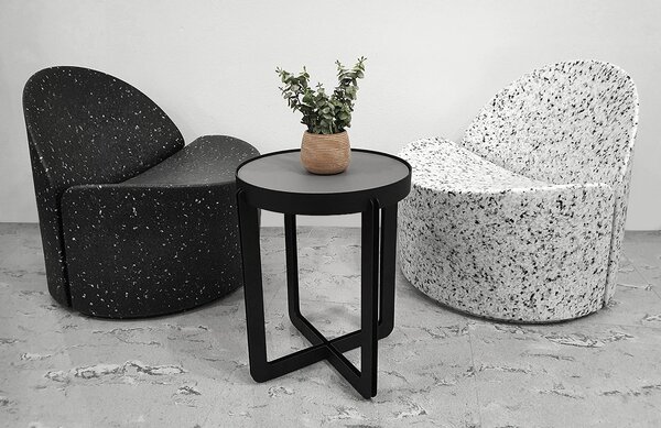 Černé terazzo zahradní lounge křeslo Zuiver Bloom