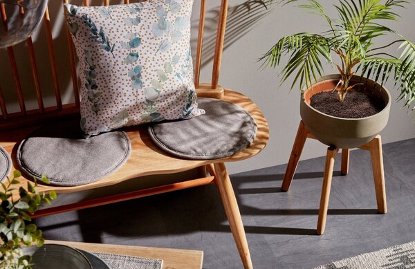 Světle šedý látkový podsedák Kave Home Silke 35 cm