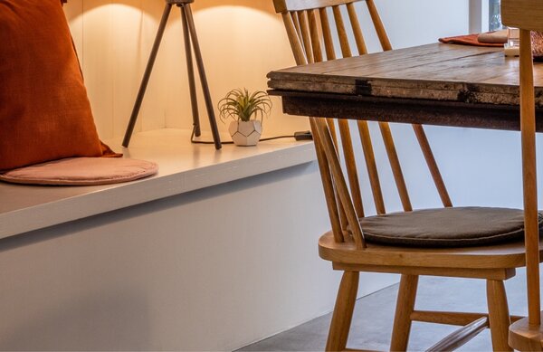 Světle šedý látkový podsedák Kave Home Silke 35 cm