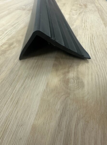 Schodová hrana 600 - černá - 8,2x4,5x150 cm